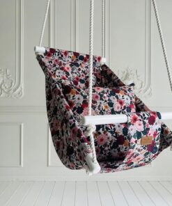 Handtillverkad babygunga Höstäng med tätt höstblommönster, hängande i bomullsrep mot vit vägg. Handmålade träpinnar och Videung-logga.